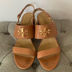 Tory Burch Everly Tan Leather Gold Logo Slingback Block Heel Sandals